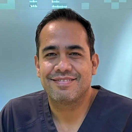 Dr. Eduardo Navarro Lara con uniforme médico